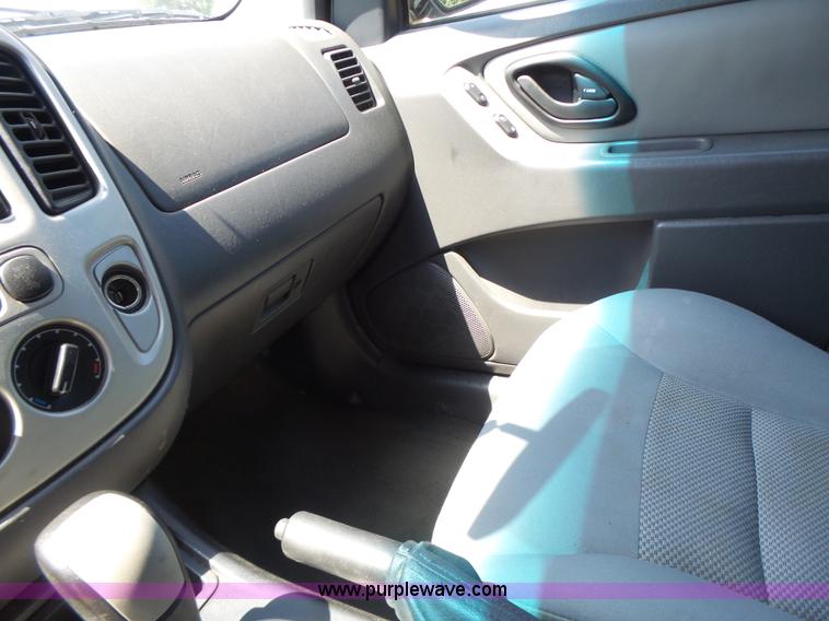 image for item L6129 2006 Ford Escape SUV