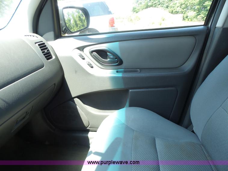 image for item L6129 2006 Ford Escape SUV