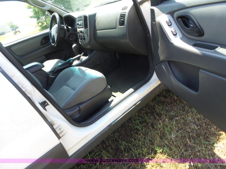 image for item L6129 2006 Ford Escape SUV