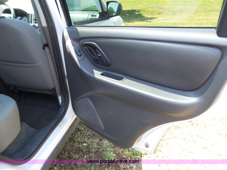 image for item L6129 2006 Ford Escape SUV