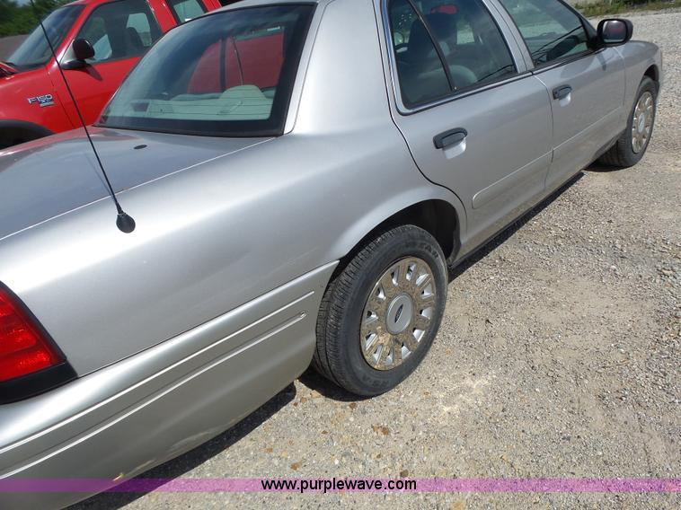 image for item L6166 2005 Ford Crown Victoria Police Interceptor