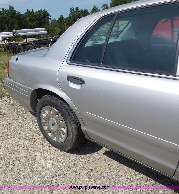 image for item L6166 2005 Ford Crown Victoria Police Interceptor
