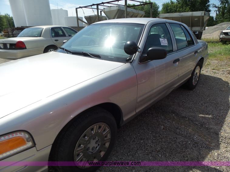 image for item L6166 2005 Ford Crown Victoria Police Interceptor