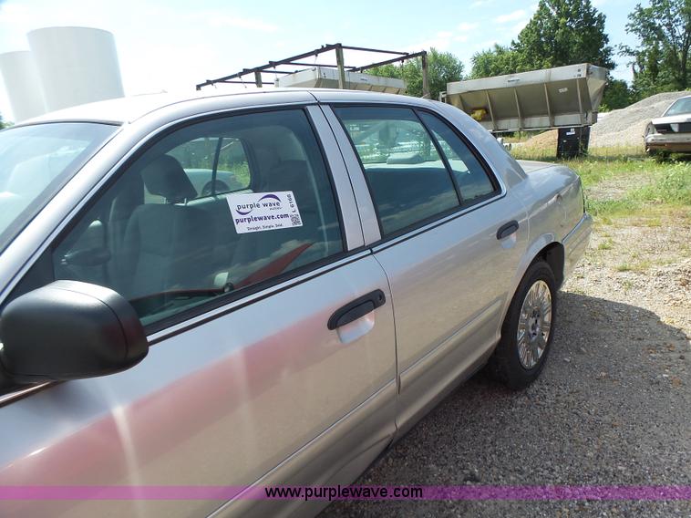 image for item L6166 2005 Ford Crown Victoria Police Interceptor