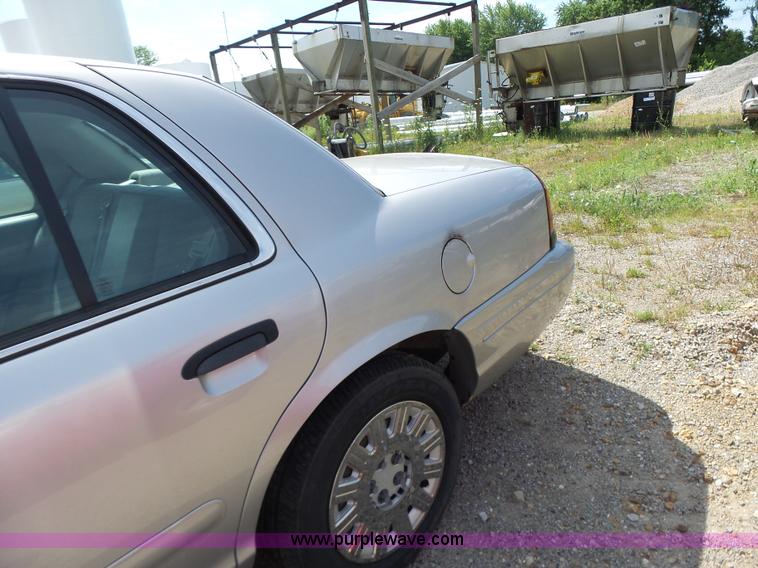 image for item L6166 2005 Ford Crown Victoria Police Interceptor