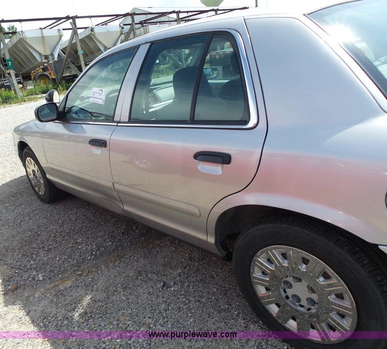 image for item L6166 2005 Ford Crown Victoria Police Interceptor