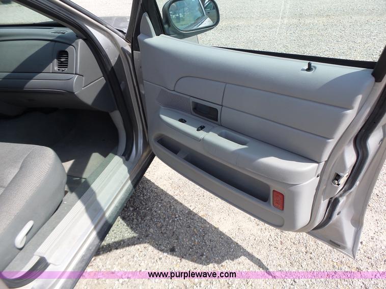 image for item L6166 2005 Ford Crown Victoria Police Interceptor