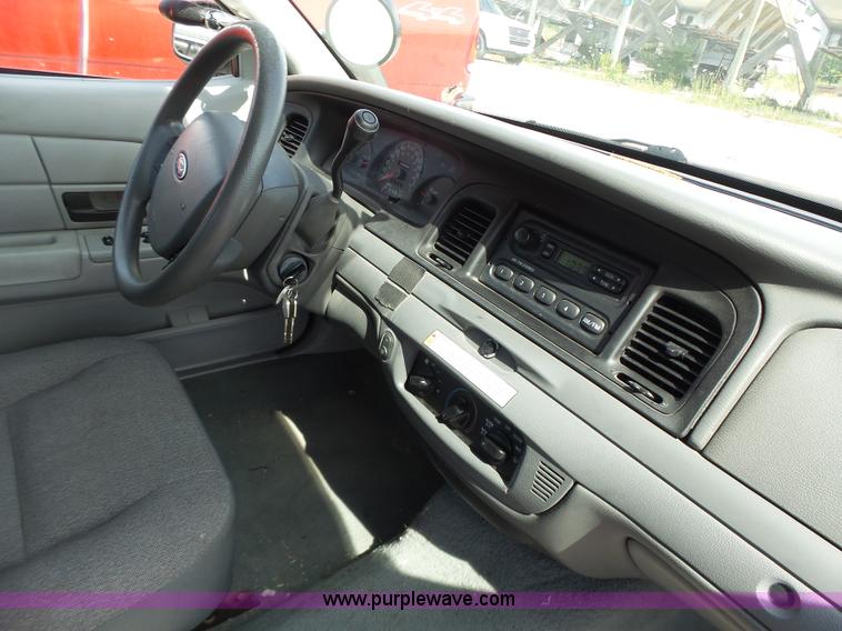 image for item L6166 2005 Ford Crown Victoria Police Interceptor