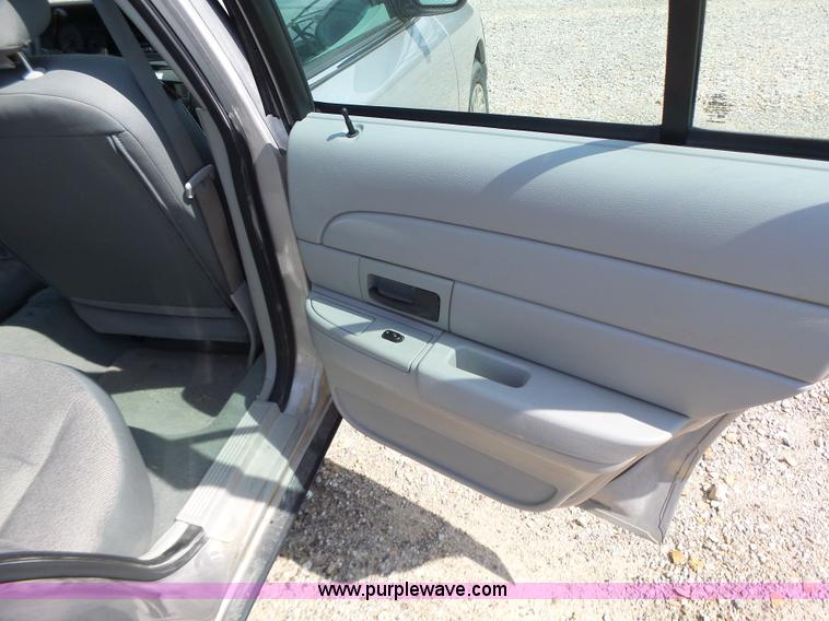 image for item L6166 2005 Ford Crown Victoria Police Interceptor