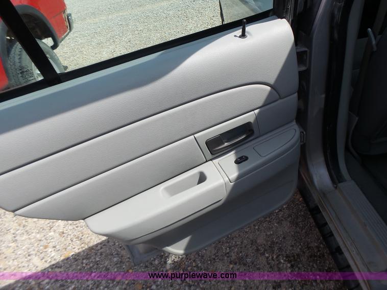 image for item L6166 2005 Ford Crown Victoria Police Interceptor