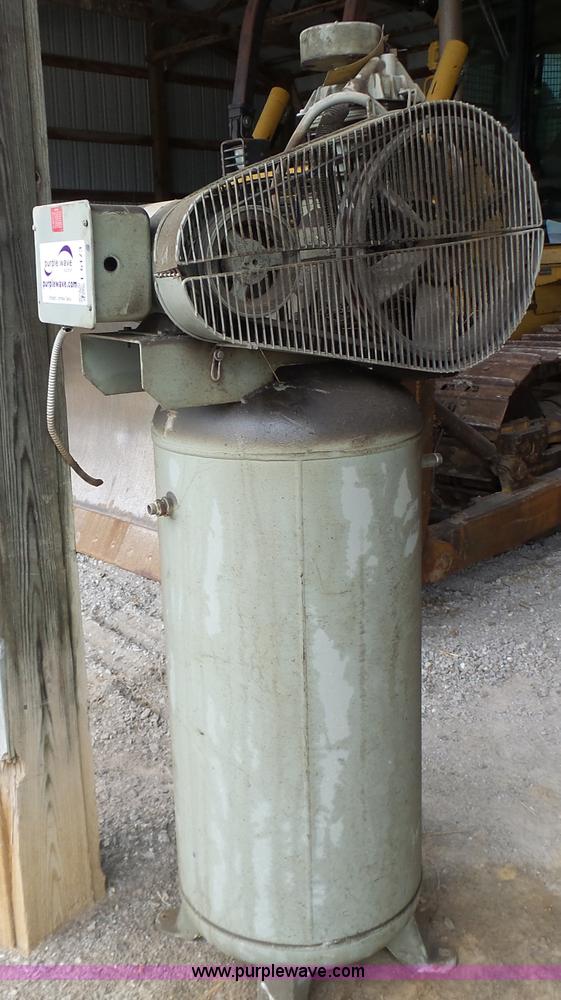 image for item L6173 1983 Kargard air compressor