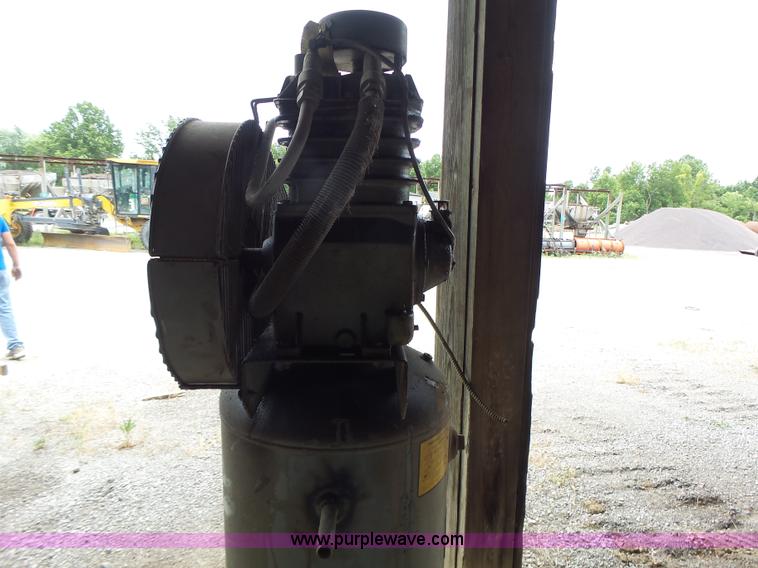 image for item L6173 1983 Kargard air compressor