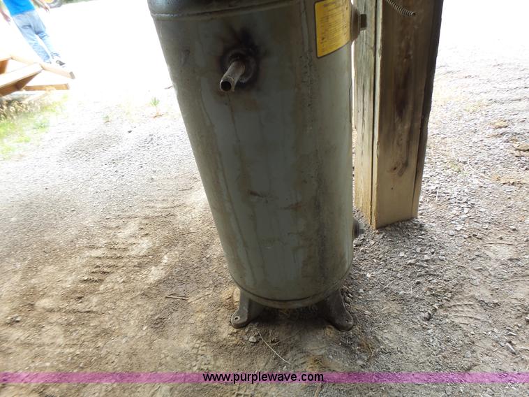 image for item L6173 1983 Kargard air compressor