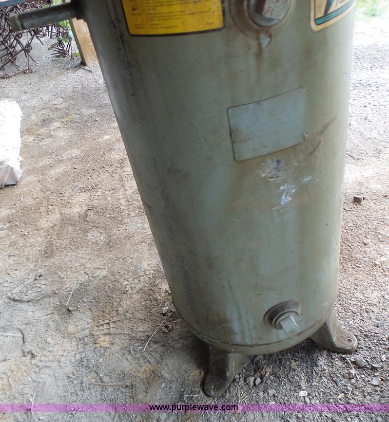 image for item L6173 1983 Kargard air compressor