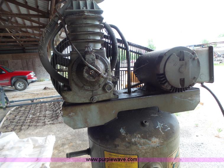 image for item L6173 1983 Kargard air compressor