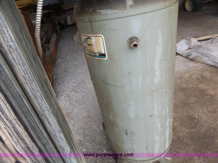 image for item L6173 1983 Kargard air compressor