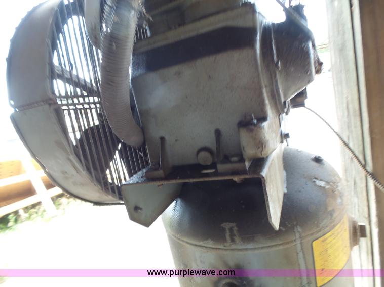 image for item L6173 1983 Kargard air compressor