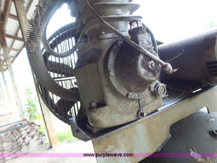 image for item L6173 1983 Kargard air compressor