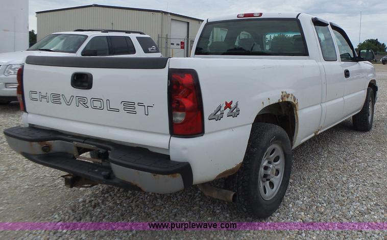 image for item L6174 2005 Chevrolet Silverado 1500 Ext. Cab pickup truck