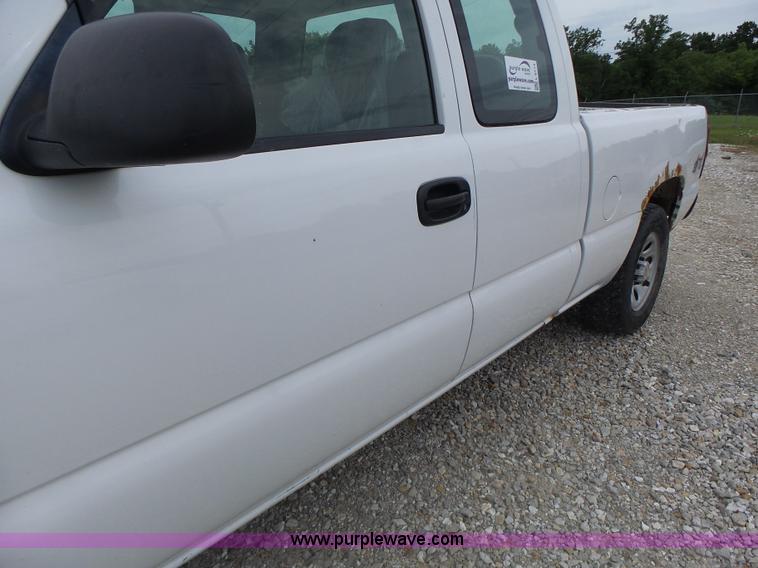 image for item L6174 2005 Chevrolet Silverado 1500 Ext. Cab pickup truck