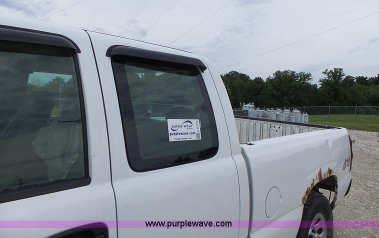 image for item L6174 2005 Chevrolet Silverado 1500 Ext. Cab pickup truck