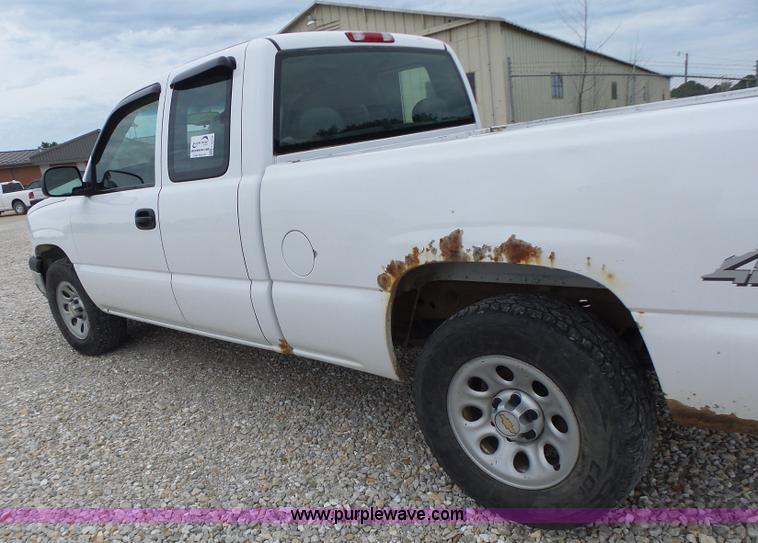 image for item L6174 2005 Chevrolet Silverado 1500 Ext. Cab pickup truck