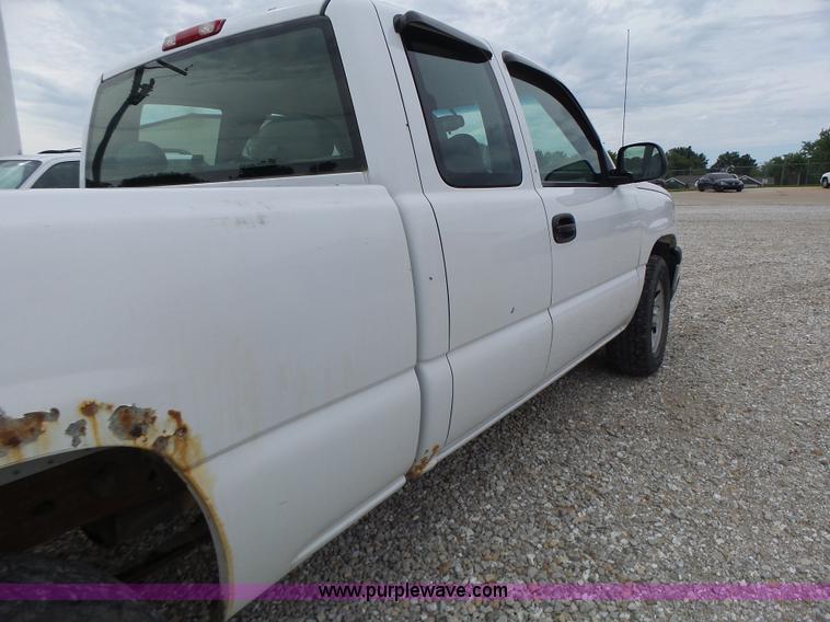 image for item L6174 2005 Chevrolet Silverado 1500 Ext. Cab pickup truck