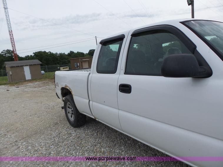 image for item L6174 2005 Chevrolet Silverado 1500 Ext. Cab pickup truck