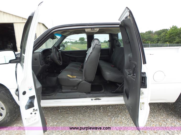 image for item L6174 2005 Chevrolet Silverado 1500 Ext. Cab pickup truck
