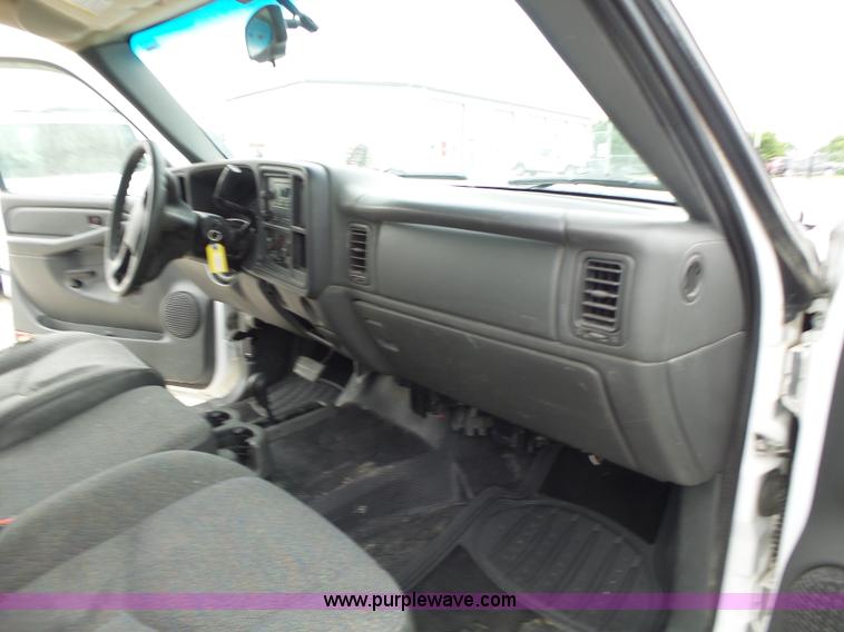 image for item L6174 2005 Chevrolet Silverado 1500 Ext. Cab pickup truck