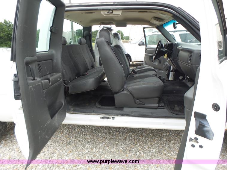 image for item L6174 2005 Chevrolet Silverado 1500 Ext. Cab pickup truck