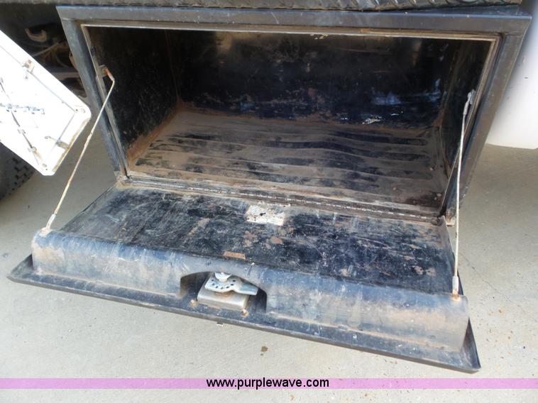 image for item L6749 2010 Ford 450 Super Duty flatbed truck