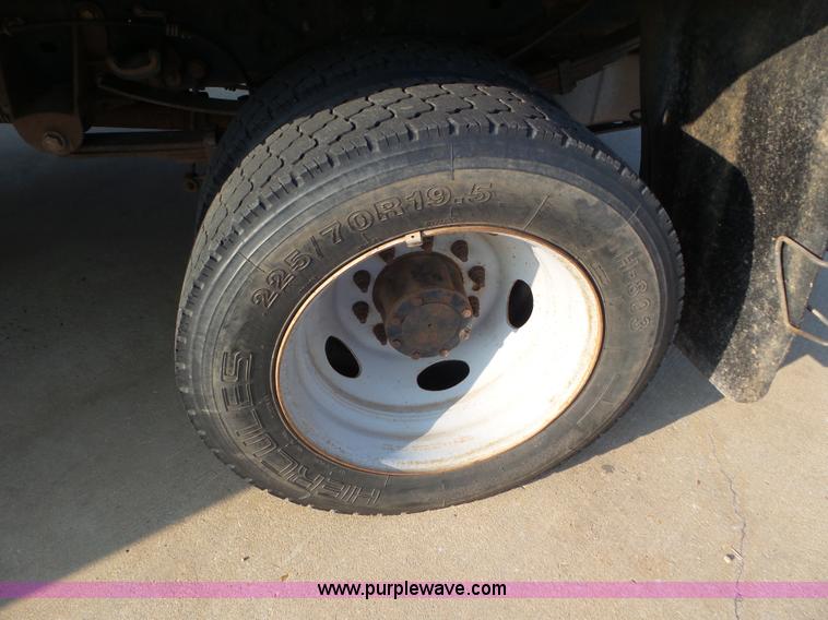 image for item L6749 2010 Ford 450 Super Duty flatbed truck