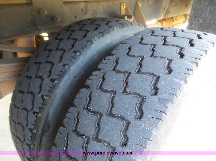 image for item L6749 2010 Ford 450 Super Duty flatbed truck