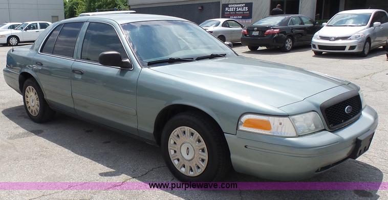image for item L7047 2005 Ford Crown Victoria Police Interceptor
