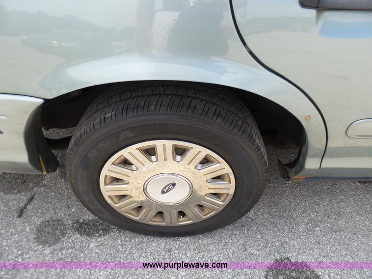 image for item L7047 2005 Ford Crown Victoria Police Interceptor