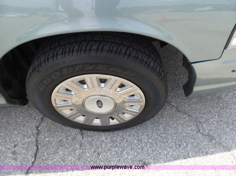 image for item L7047 2005 Ford Crown Victoria Police Interceptor