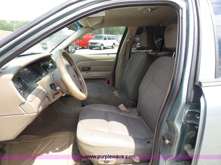 image for item L7047 2005 Ford Crown Victoria Police Interceptor