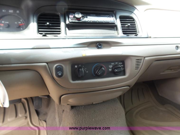 image for item L7047 2005 Ford Crown Victoria Police Interceptor