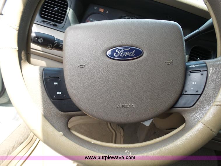 image for item L7047 2005 Ford Crown Victoria Police Interceptor