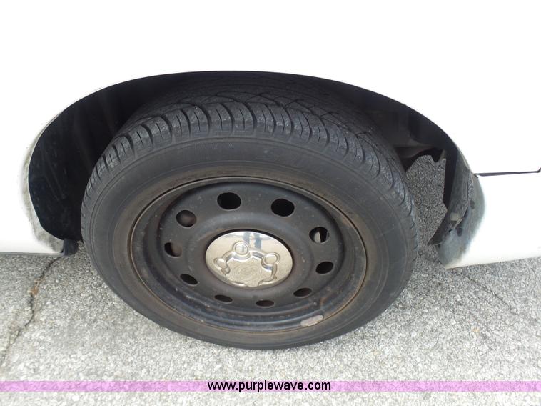 image for item L7049 2007 Ford Crown Victoria Police Interceptor