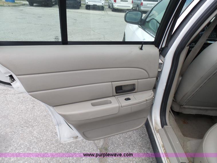 image for item L7049 2007 Ford Crown Victoria Police Interceptor