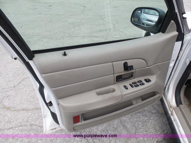 image for item L7049 2007 Ford Crown Victoria Police Interceptor