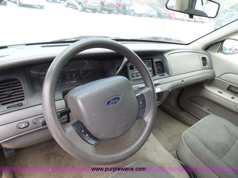 image for item L7049 2007 Ford Crown Victoria Police Interceptor