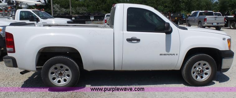 image for item L7059 2008 GMC Sierra 1500 pickup truck