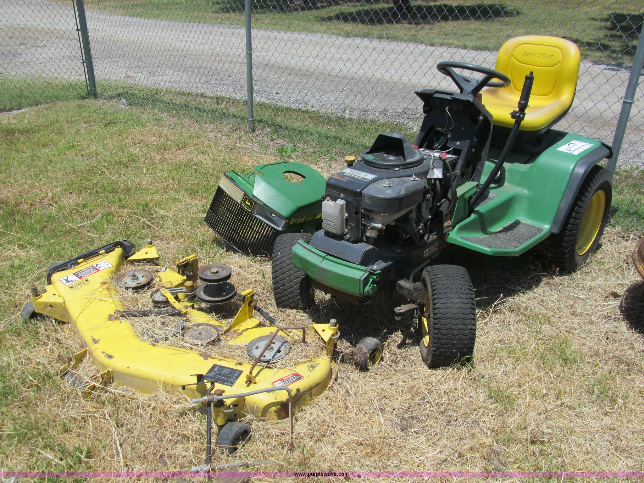 J2664 image for item J2664 John Deere GT275 lawn mower