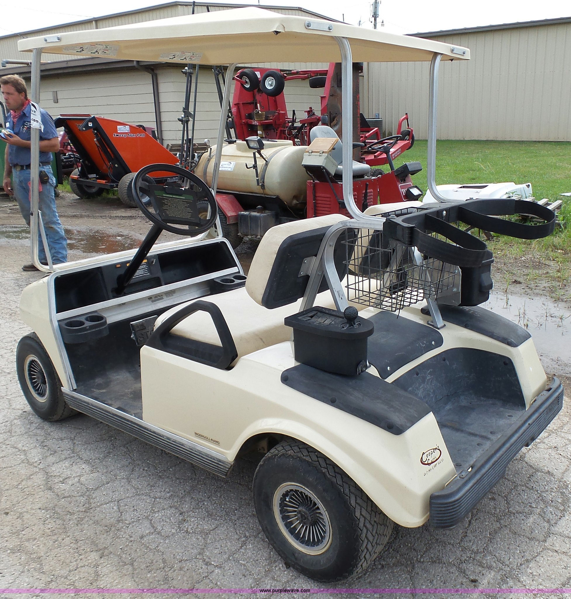 1999 Club Car DS golf cart in Iola, KS Item K5423 sold Purple Wave