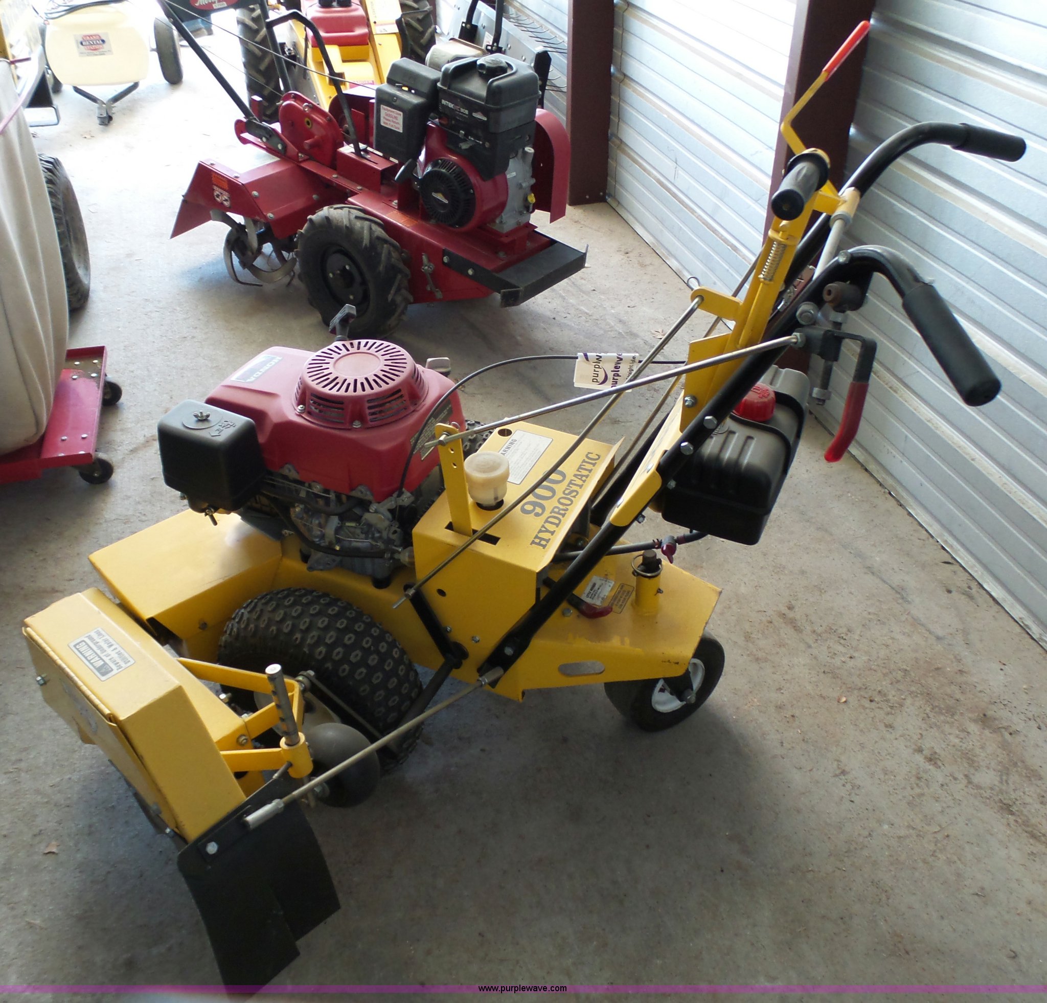 Bed Shaper 900 edger in Carthage, MO Item K5438 sold Purple Wave