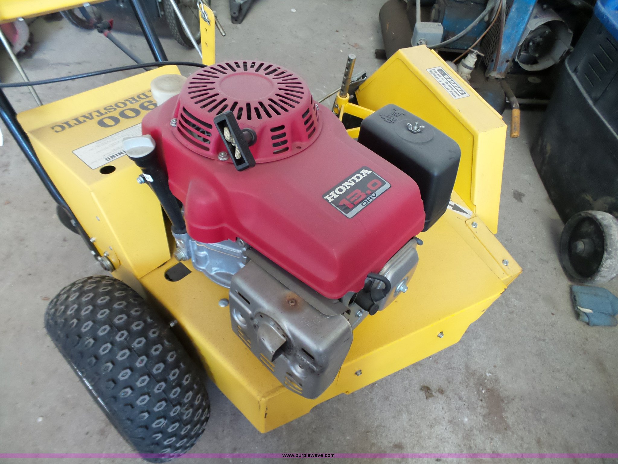 Bed Shaper 900 edger in Carthage, MO Item K5438 sold Purple Wave