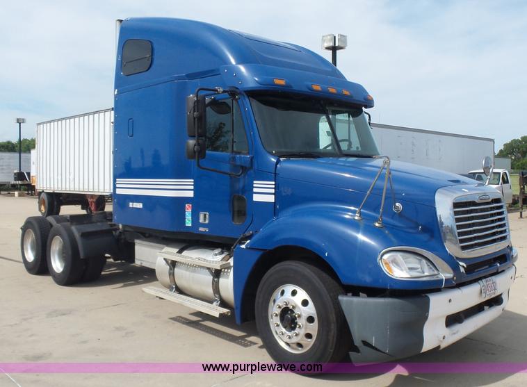 image for item BR9345 2005 Freightliner Columbia semi truck
